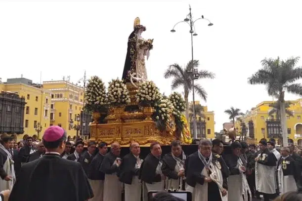 FIELES DE TODO EL PAÍS ACUDEN AL POZO DE LOS DESEOS DE SANTA ROSA DE LIMA EN BUSCA DE MILAGROS..!!!