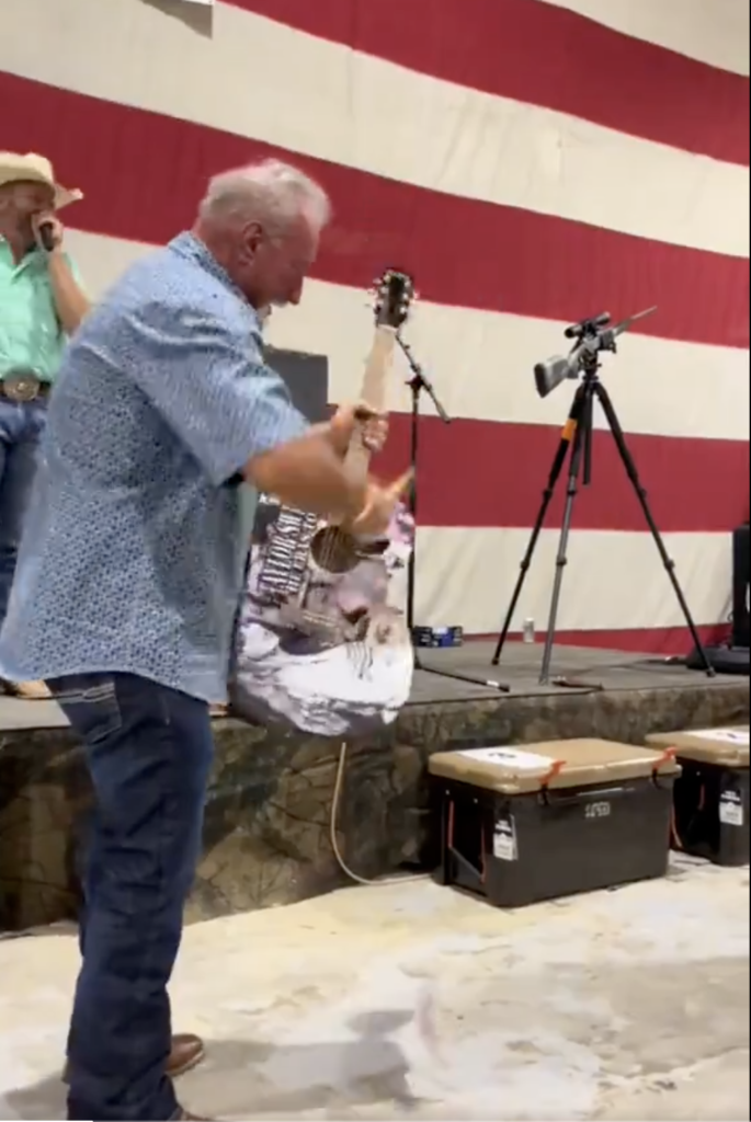 «ROMPIENDO CONTRA IDEOLOGIA PROGRESITA WOKE: COMPRADOR DE GUITARRA DE TAYLOR SWIFT LA DESTRUYE EN PROTESTA POR SU APOYO A KAMALA HARRIS..!!!!