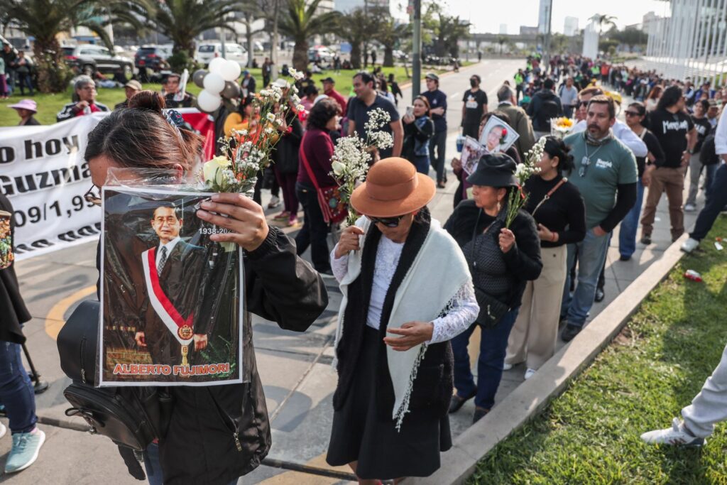 CIENTOS DE MILES DE PERSONAS, DAN SU SENTIDO ADIÓS A LÍDER ALBERTO FUJIMORI…!!