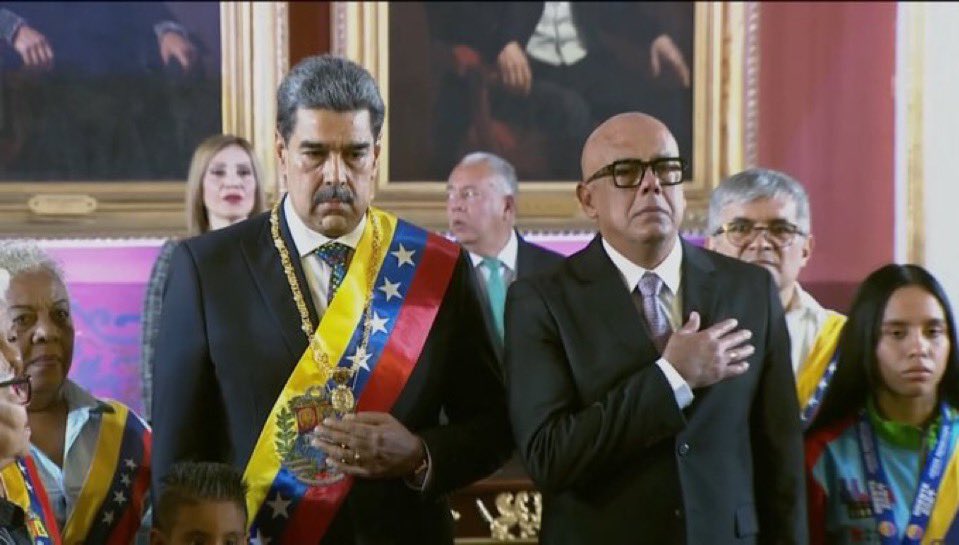 AL NARCODICTADOR MADURO SE LE VE MUY FELIZ  EN SU AUTOPROCLAMACION COMO  PRESIDENTE DE VENEZUELA EN UN ACTO ILEGÍTIMO Y FRAUDULENTO..!!!