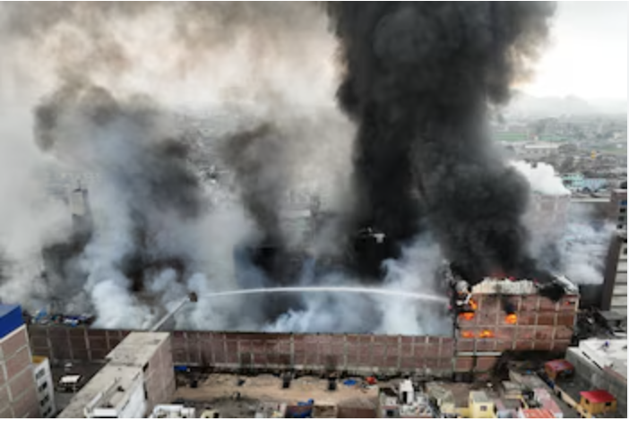 INCENDIO INCONTROLABLE: CUARTO EDIFICIO SE DESPLOMA EN MEDIO DE LA TRAGEDIA..!!!