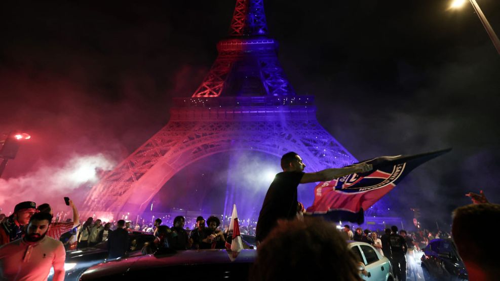 PARÍS SE TIÑE DE ROJO Y AZUL LA TORRE EIFFEL CELEBRA EL HISTÓRICO TRIUNFO DEL PSG EN LA FINAL CHAMPIONS LEAGUE…!!!!!