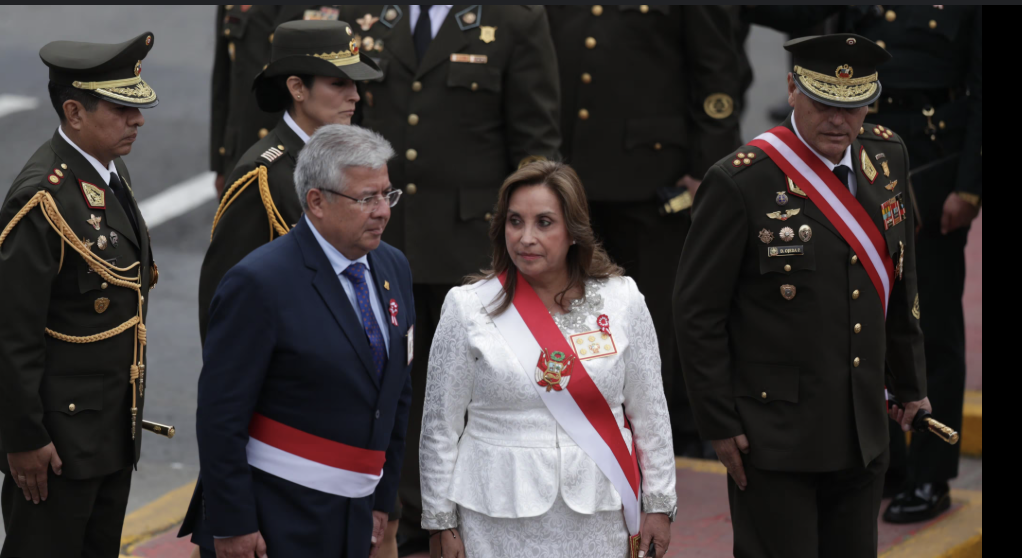 GRAN PARADA CÍVICO MILITAR MARCADA POR PROTESTAS Y DESAPROBACIÓN Y PIFIAS A DINA BOLUARTE..!!!!