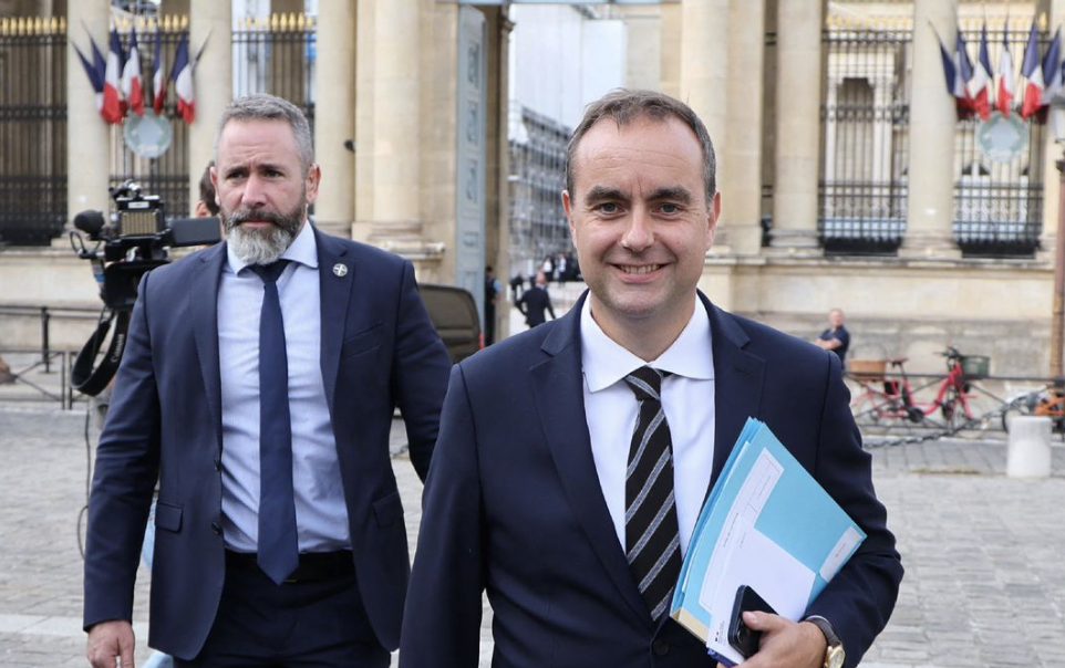 SÉBASTIEN LECORNU EL CONSERVADOR MACRONISTA TOMA POSESIÓN COMO JEFE DEL NUEVO GOBIERNO EN MEDIO DE LAS PROTESTAS EN FRANCIA..!!!!!!