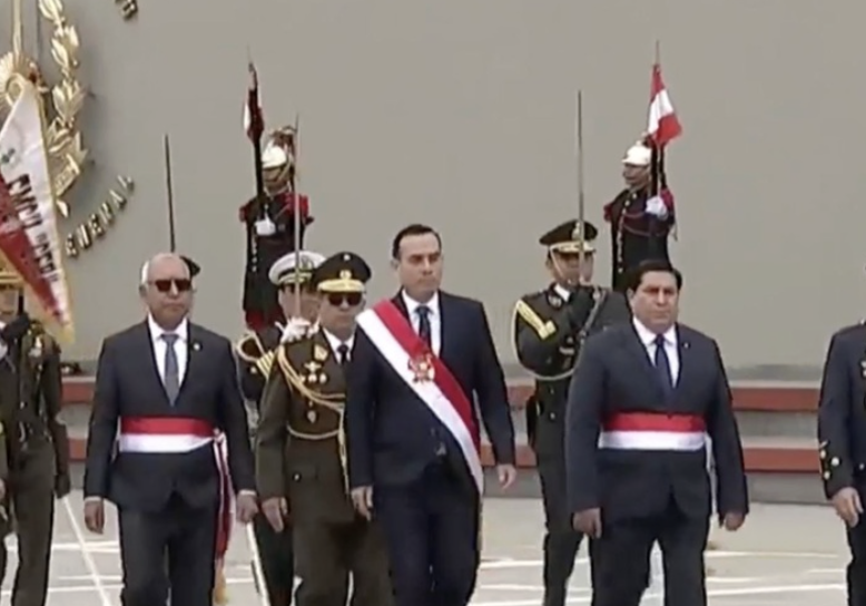 PRESIDENTE JOSÉ JERÍ ASUME COMO NUEVO JEFE SUPREMO DE FUERZAS ARMADAS Y POLICÍA NACIONAL..!!!!!