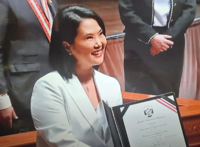 KEIKO FUJIMORI RECIBE SUS CREDENCIALES Y PROMETE UN GOBIERNO CON METAS CONCRETAS PARA CADA MINISTERIO..!!!!!
