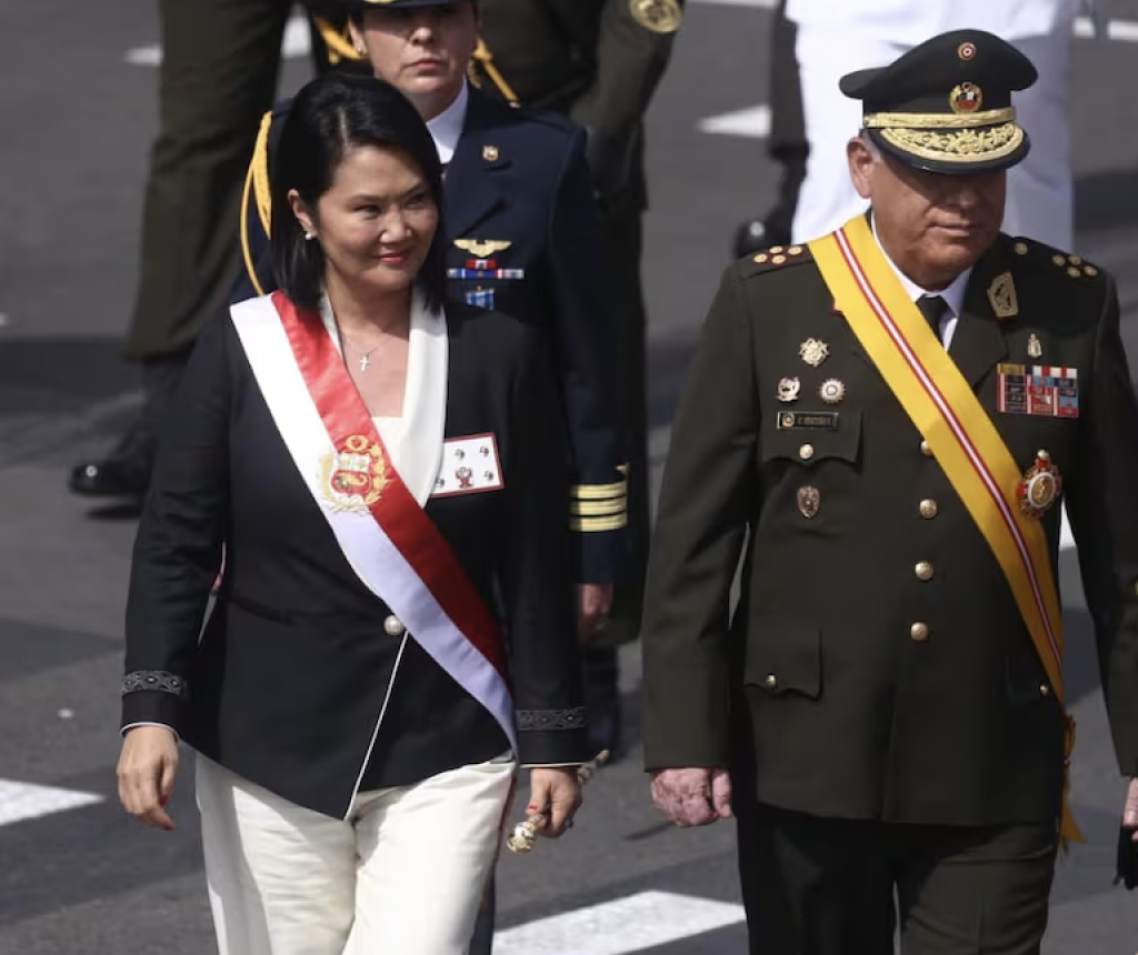 PRESIDENTA KEIKO FUJIMORI ENCABEZA SU PRIMERA GRAN PARADA Y DESFILE CÍVICO MILITAR COMO PRESIDENTA DEL PERÚ..!!!!
